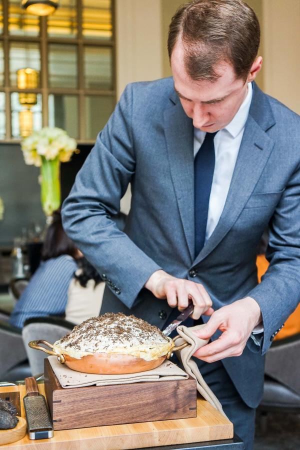 La préparation en salle de la tarte à la truffe noire © YONDER.fr La préparation en salle de la tarte à la truffe noire © YONDER.fr