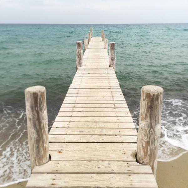La jetée du Club 55 permet aux possesseurs de bateaux de venir déjeuner au célèbre restaurant de plage | © Yonder.fr La jetée du Club 55 permet aux possesseurs de bateaux de venir déjeuner au célèbre restaurant de plage | © Yonder.fr