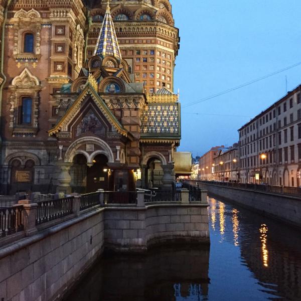 La cathédrale Saint-Sauveur-sur-le-Sang-Versé, « landmark » de la ville, au petit matin | © YONDER.fr