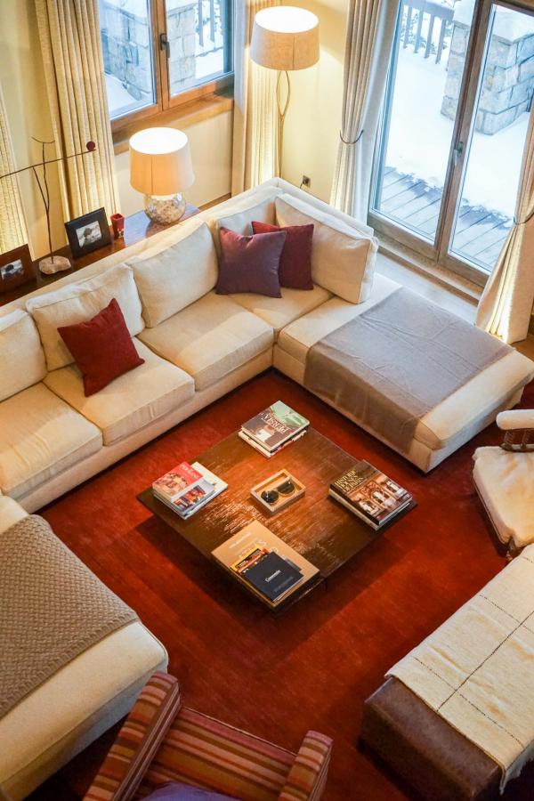 Décor contemporain dans le chalet Shemshal à Courchel © YONDER.fr