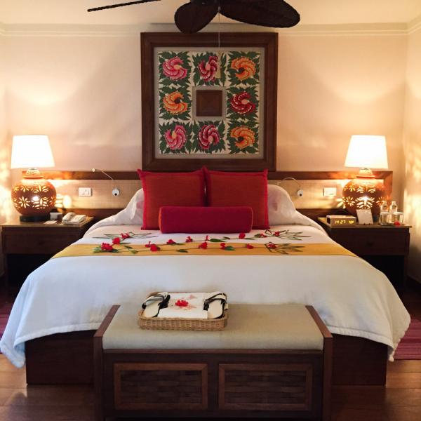 Lit kingsize et style mexicain dans notre Ocean View Master Suite © Yonder.fr Lit kingsize et style mexicain dans notre Ocean View Master Suite © Yonder.fr