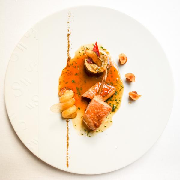 Agneau de lait de Lozère, aubergine violette / graine de cumin / Charlotte confite jus aux herbes fraichement concassées © Yonder.fr