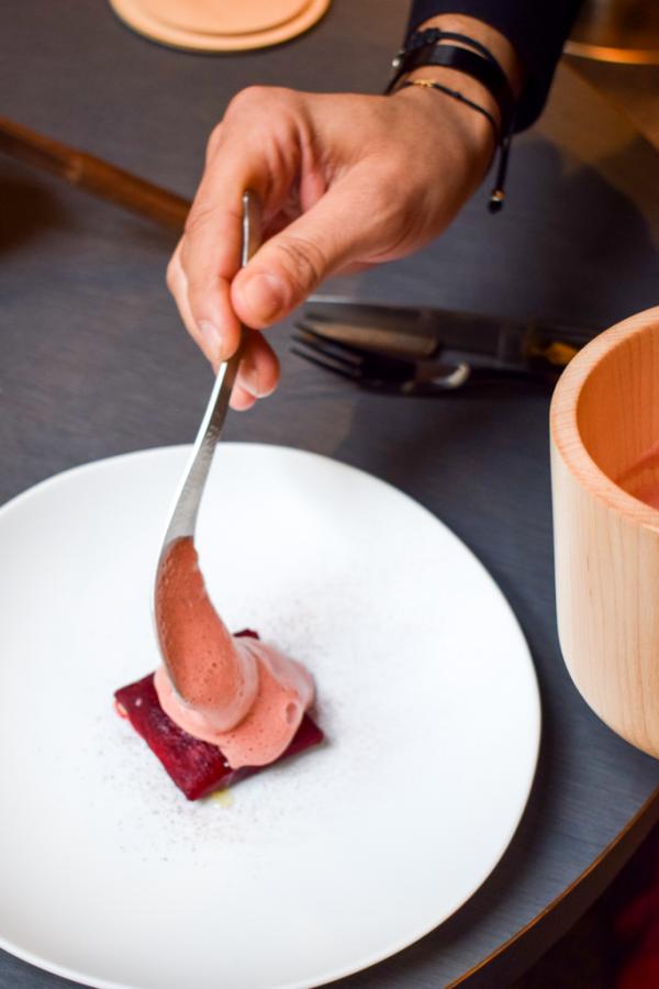 Saint-Jacques et betterave, accompagnée de son sabayon de betterave © YONDER.fr