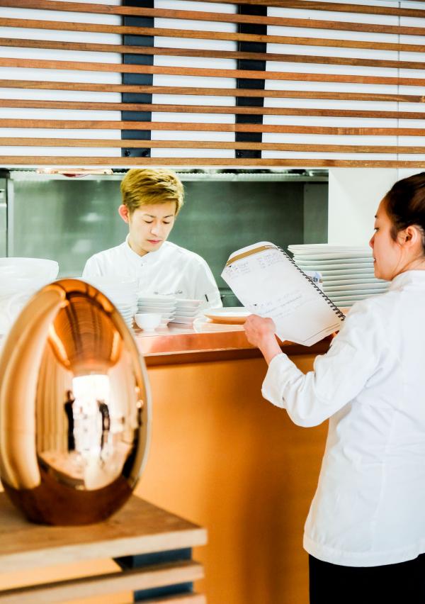 Au premier plan, l'un des œufs Christofle ayant servi de point de départ à la décoration du lieu © YONDER.fr