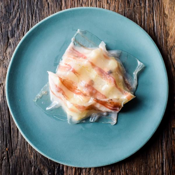 Chou-fleur cuit à la vapeur, ficu de Sardaigne, voile de lard de Noir de Bigorre, noisettes © YONDER.fr 