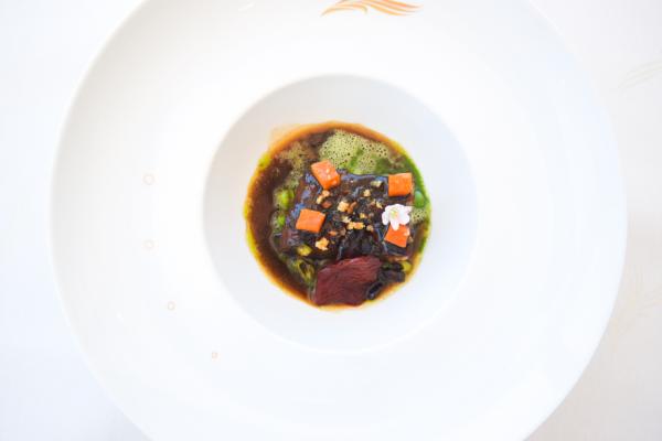 Boeuf confit, petits poits et carottes : la simplicité du produit par Christian Sinicropi à La Palme d'Or  © Yonder.fr
