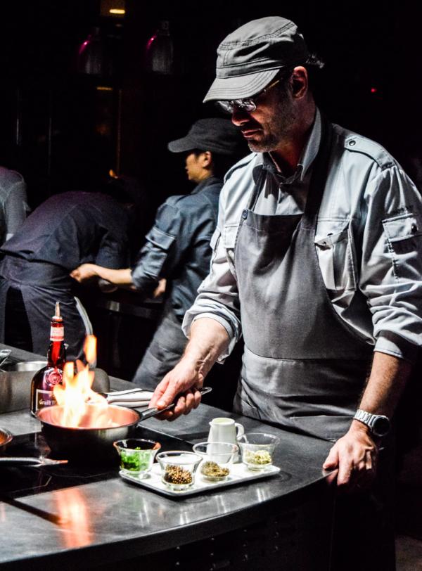 Paul Pairet derrière les fourneaux pendant le service © Yonder.fr Paul Pairet derrière les fourneaux pendant le service © Yonder.fr