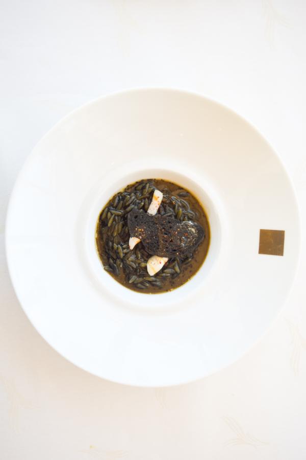 Riso à l'encre de seiche, premier plat servi dans le cadre du Menu Déjeuner © Yonder.fr