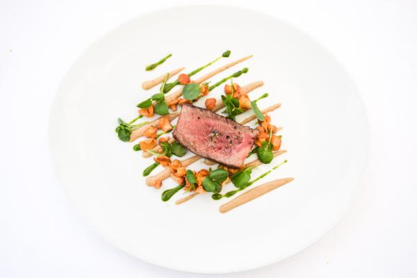 Boeuf de Salers tranché dans la côte, girolles, cresson et anchois © Yonder.fr Tourteau de Bretagne au naturel, avocat et caviar osciètre royal © Yonder.fr