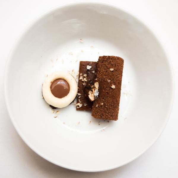 Le grand dessert de Joana : Chocolat noir Guanaja – Gruée de cacao (mousse, croustillant, noix de pécan caramélisées) © Yonder.fr Le grand dessert de Joana : Chocolat noir Guanaja – Gruée de cacao (mousse, croustillant, noix de pécan caramélisées) © Yonder.fr