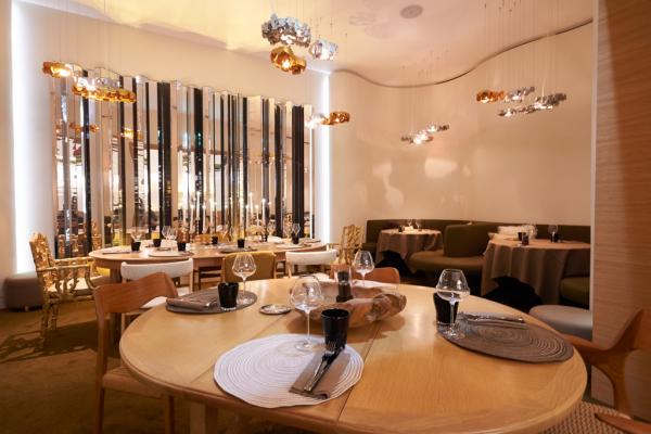 Le restaurant Nubé fait la part belle à un design contemporain dans des teintes chaudes © François Reinhart 