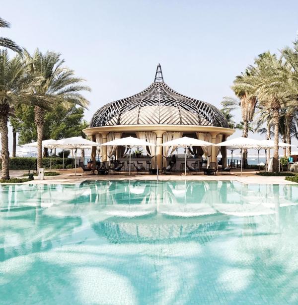 Luxe, calme et volupté au bord de la piscine... © YONDER.fr Luxe, calme et volupté au bord de la piscine... © YONDER.fr