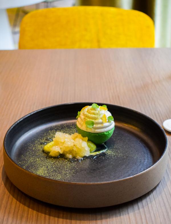 Crémeux citron, cœur d’avocat, chocolat blanc, écorce de yuzu, citron caviar, neige acidulée © YONDER.fr Crémeux citron, cœur d'avocat, chocolat blanc, écorce de yuzu, citron caviar, neige acidulée © YONDER.fr