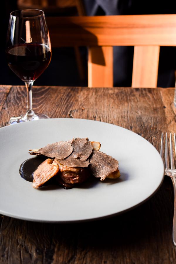 Pigeon rôti, endive, coulis de truffe noire, lamelles de truffe © YONDER.fr