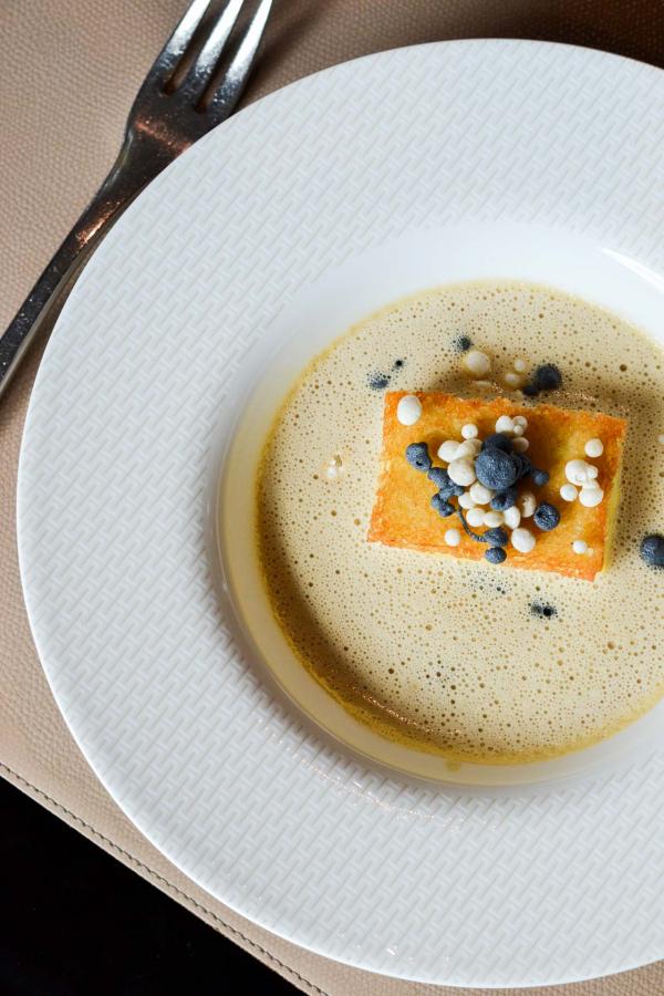 Biscuit de brochet et lotte "du Leman pêcheur Eric Jacquier", jus d'oignon grillé © Mélissa Leroux