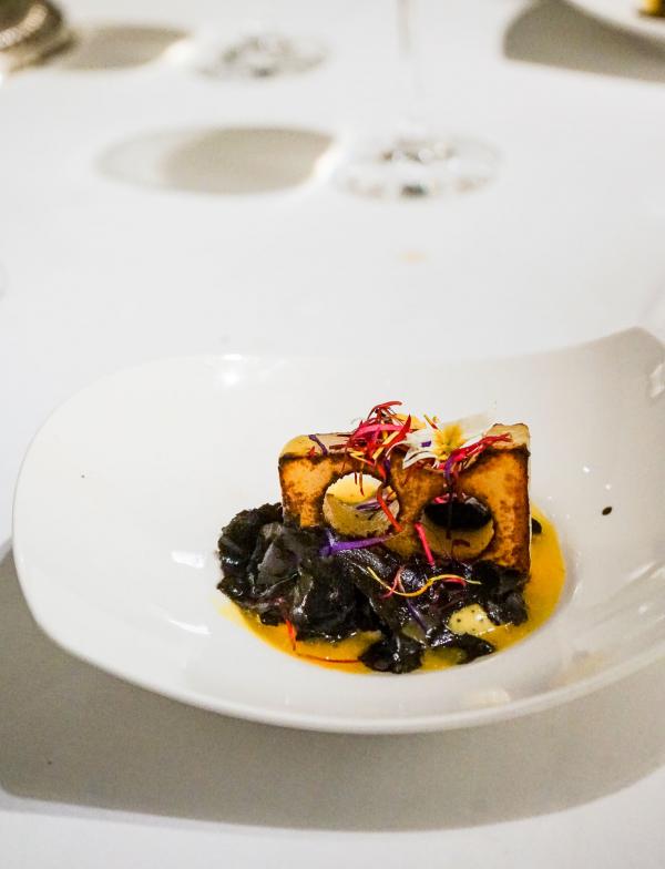 Cube de pomme de terre, truffe, jaune d’œuf © YONDER.fr Cube de pomme de terre, truffe, jaune d'œuf © YONDER.fr