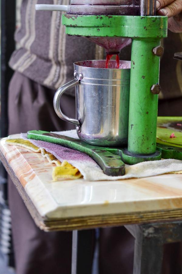 Jus de grenade en préparation © Mélissa Leroux