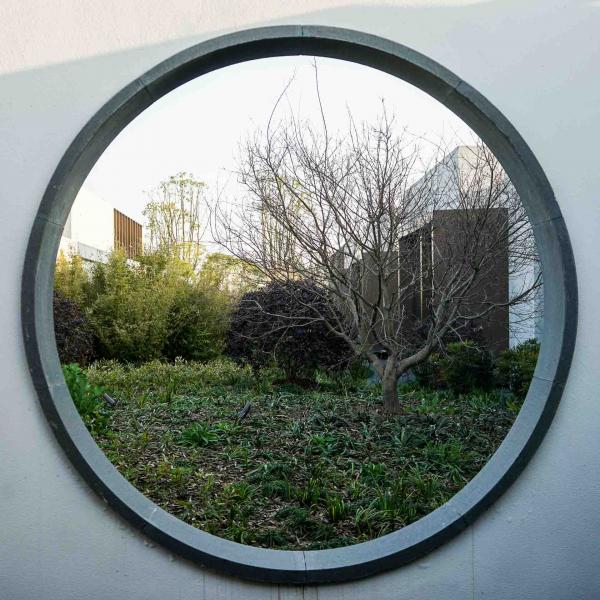 Design contemporain ouvert sur la nature © YONDER.fr