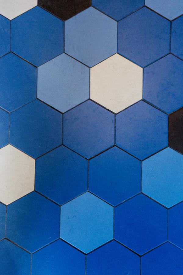 Àl’intérieur du restaurant, des détails de couleur parsèment un ensemble clair et lumineux © Pierre Monetta Àl'intérieur du restaurant, des détails de couleur parsèment un ensemble clair et lumineux © Pierre Monetta