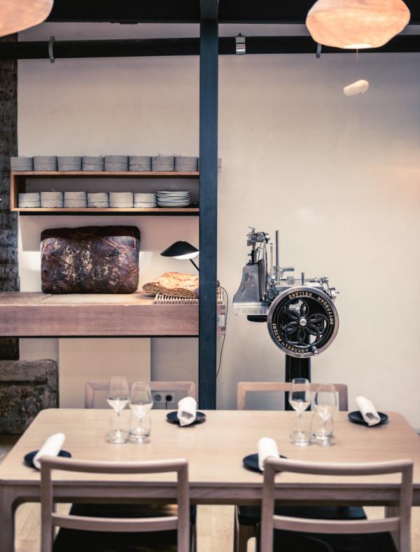 Design contemporain et minimaliste dans le restaurant de la rue Notre-Dames-des-Victoires © Jérôme Galland