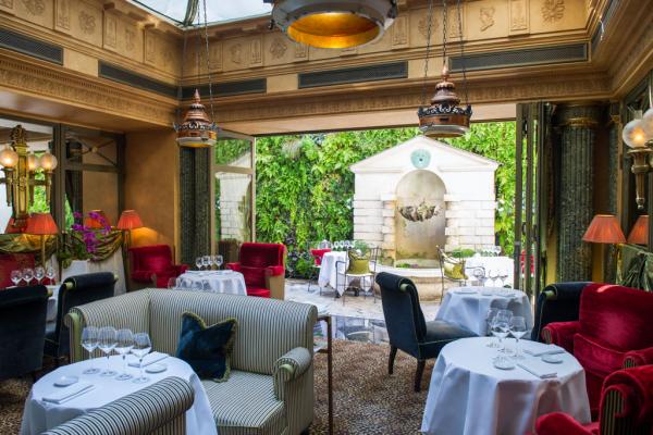 À l’intérieur du Restaurant © L’Hôtel À l'intérieur du Restaurant © L'Hôtel