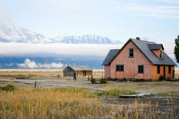 Au petit matin, les maisons du Mormon Row Historic District sont prisées des photographes © YONDER.fr