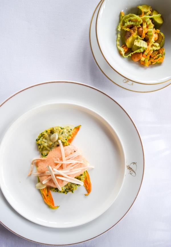 Timbale de langoustines à la nage  Duxelles de courgettes violon aux amandes croquantes, salade Nicole © Yonder.fr