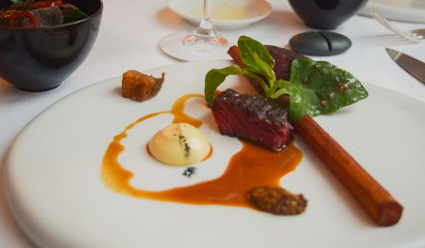 Boeuf de Galice maturé 90 jours : l’unique plat de viande de ce menu dégustation. © Yonder.fr Boeuf de Galice maturé 90 jours : l’unique plat de viande de ce menu dégustation. © Yonder.fr