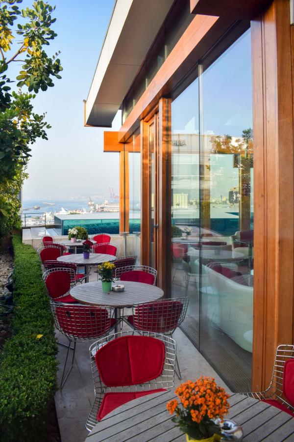 Cherry on the Rooftop est le bar adjacent à la piscine sur le rooftop du Gray © YONDER.fr Cherry on the Rooftop est le bar adjacent à la piscine sur le rooftop du Gray © YONDER.fr