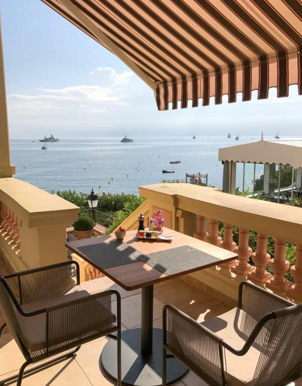 Cette table, au bout de la terrasse du restaurant «La Table du Royal», est recommandée pour prendre son petit-déjeuner © Yonder.fr Cette table, au bout de la terrasse du restaurant "La Table du Royal", est recommandée pour prendre son petit-déjeuner © Yonder.fr