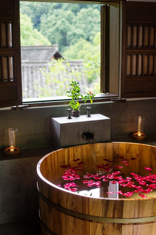 Bain avec vue au Spa © Aman