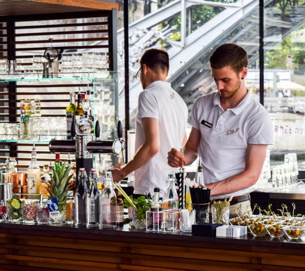 Préparation des cocktails à l'heure de l'apéro © Yonder.fr