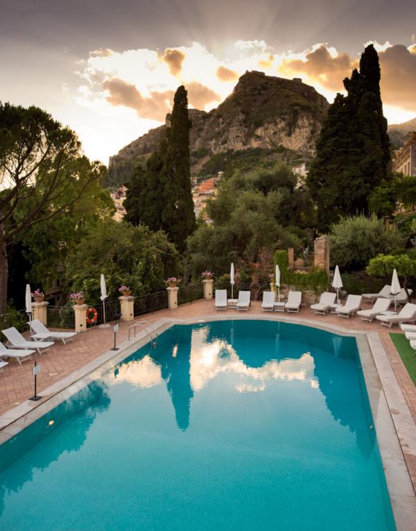 Coucher de soleil sur la piscine © Belmond