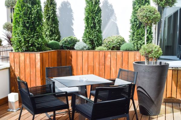 Coin salon sur la terrasse privative de la Suite Terrasse © Five Seas Hotel