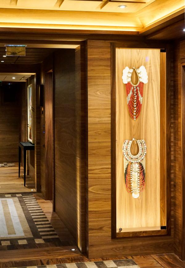 Atmosphère muséale dans les couloirs de l'hôtel, où sont exposées de nombreuses œuvres d’art © YONDER.fr