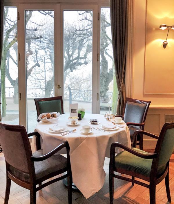 Vue sur l'Elbe depuis la salle de petit-déjeuner. En ce matin d'hiver, le brouillard empêchait toutefois de voir plus loin que quelques mètres © YONDER.fr 