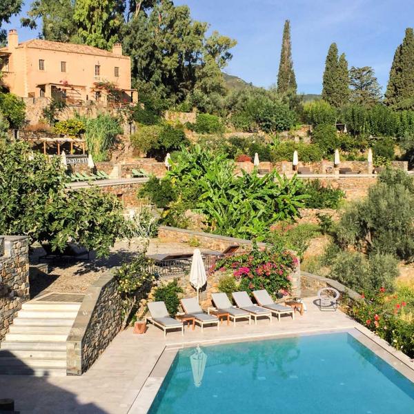 Vue sur la piscine principale de l’hôtel depuis la terrasse du restaurant © MB | YONDER.fr Vue sur la piscine principale de l'hôtel depuis la terrasse du restaurant © MB | YONDER.fr
