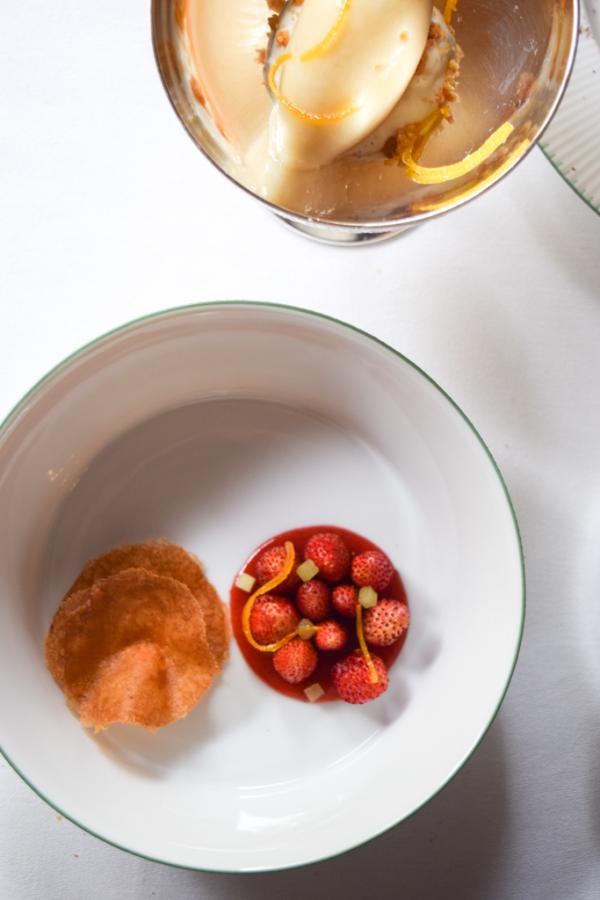 Déclinaison de douceurs : Fraises des bois, laitue celtuce, orange, gavotte © Yonder.fr Déclinaison de douceurs : Fraises des bois, laitue celtuce, orange, gavotte © Yonder.fr