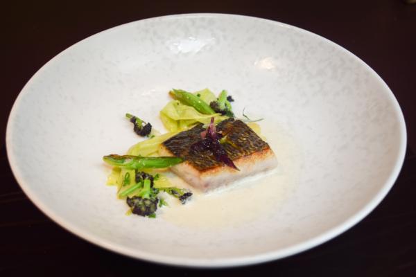 Daurade grise, jus de coquillages, algues nori - wasabi © Yonder.fr