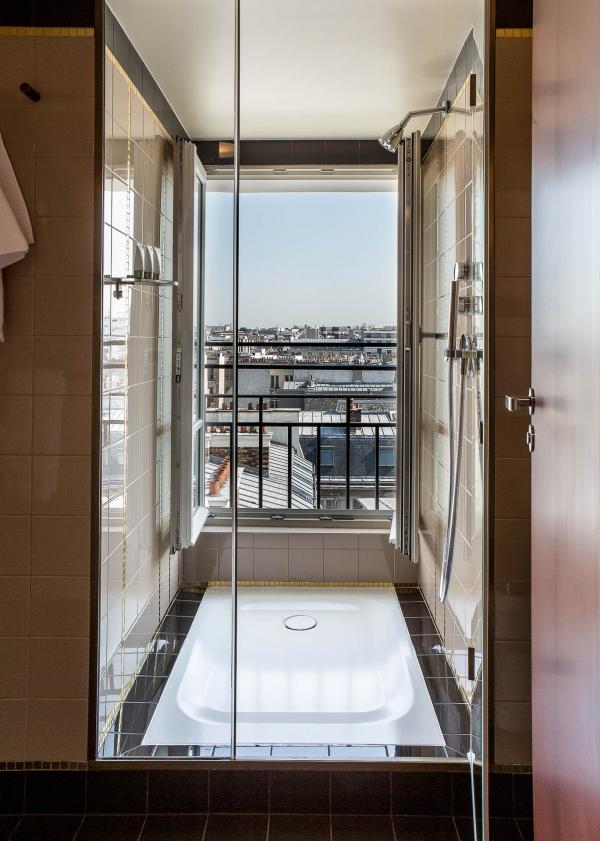 Hôtel du Rond-Point des Champs-Élysées - Salle de bain avec vue © DR Hôtel du Rond-Point des Champs-Élysées - Salle de bain avec vue © DR