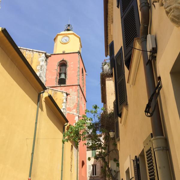Ruelles colorées dans le centre historique du village | © Yonder.fr Ruelles colorées dans le centre historique du village | © Yonder.fr