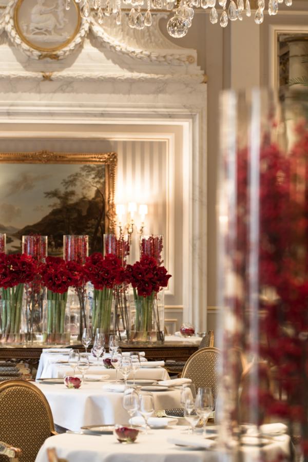 Intérieur fastueux dans la salle de restaurant du Cinq © Yonder.fr