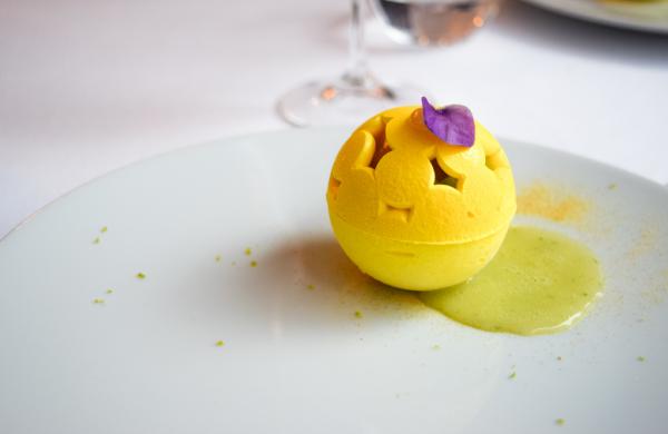 Le vacherin, un dessert signature de KEI, également régulièrement revisité selon les saisons. © Yonder.fr Le vacherin, un dessert signature de KEI, également régulièrement revisité selon les saisons. © Yonder.fr