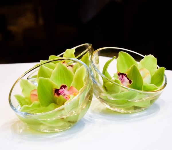 Décorations florales contemporaines sur les tables © Yonder.fr