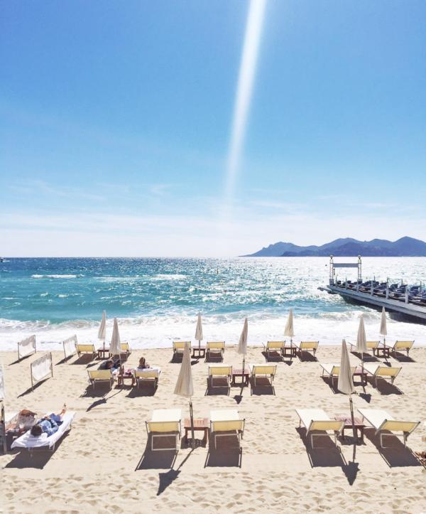 Sous le soleil de la plage du Martinez © Yonder.fr