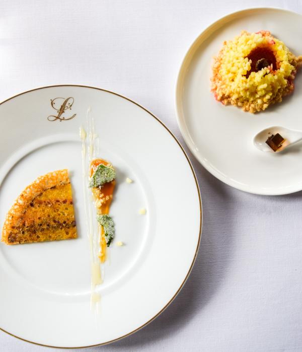 Tarte à la rhubarbe, extraction de navet, soja et miel, fraise concentrée dans sa croûte de sucre © Yonder.fr