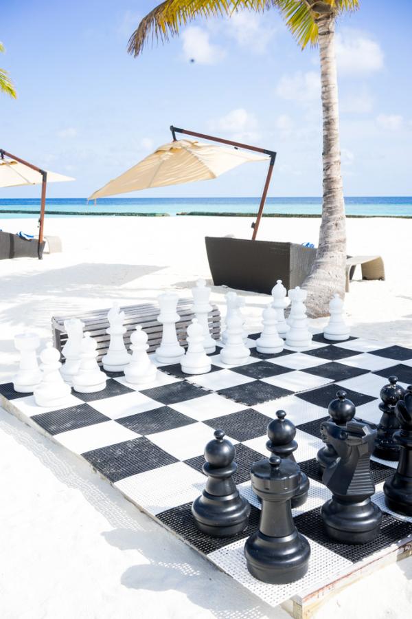 Échec ou pétanque, tout est possible sur la plage du Constance Halaveli © Yonder.fr Échec ou pétanque, tout est possible sur la plage du Constance Halaveli © Yonder.fr