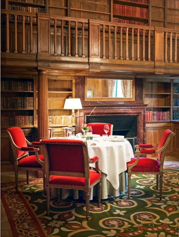 Intérieurs cossus dans les salons du restaurant © Le Clarence Intérieurs cossus dans les salons du restaurant © Le Clarence