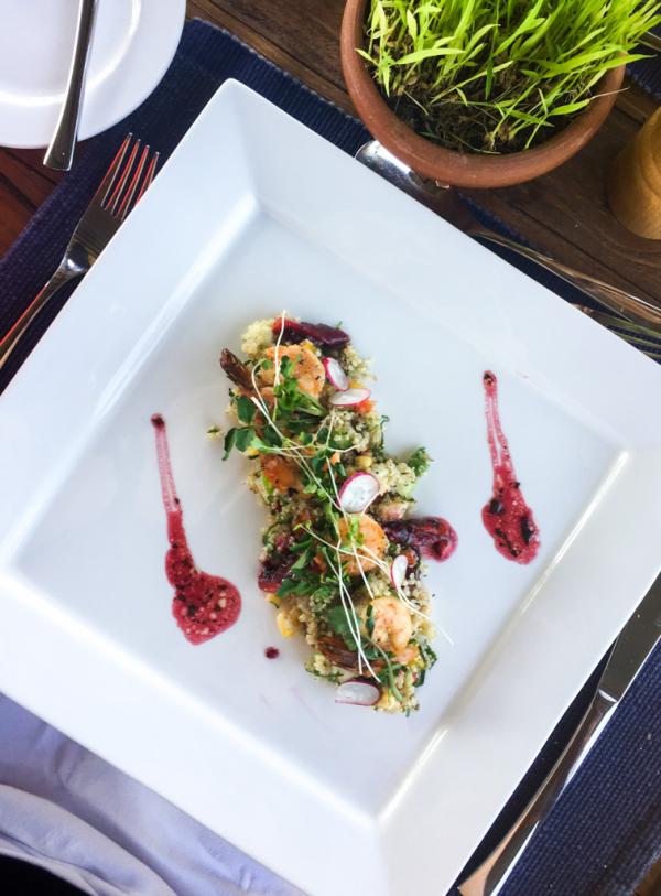 Salade quinoa crevettes grillées et petit légumes au déjeuner © Constance Lugger