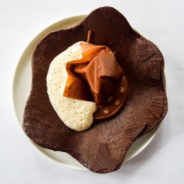 Feuille cristalline chocolatée à croquer, cryo concentration de lait à la noisette © Yonder.fr 